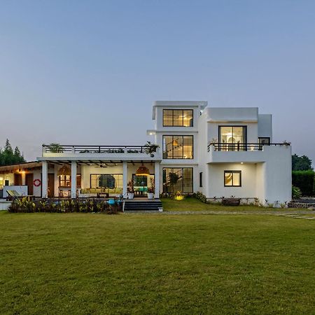 Stayvista At Lotus By The Lake With Pool, Bbq & Lawn Indore Bagian luar foto