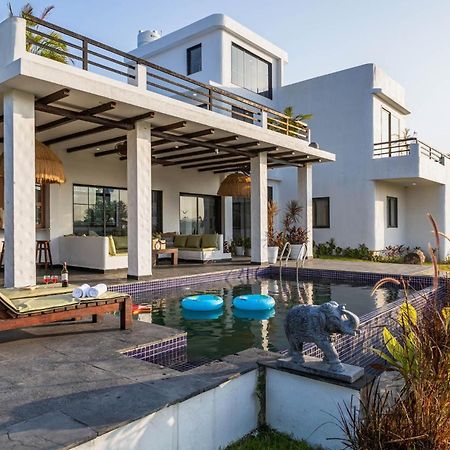 Stayvista At Lotus By The Lake With Pool, Bbq & Lawn Indore Bagian luar foto