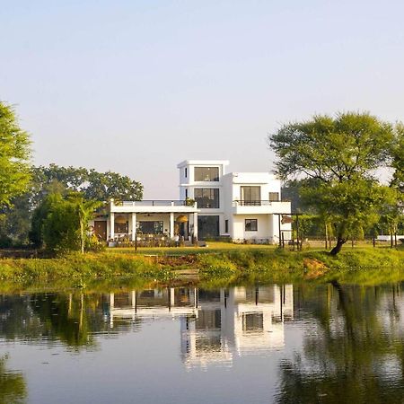Stayvista At Lotus By The Lake With Pool, Bbq & Lawn Indore Bagian luar foto