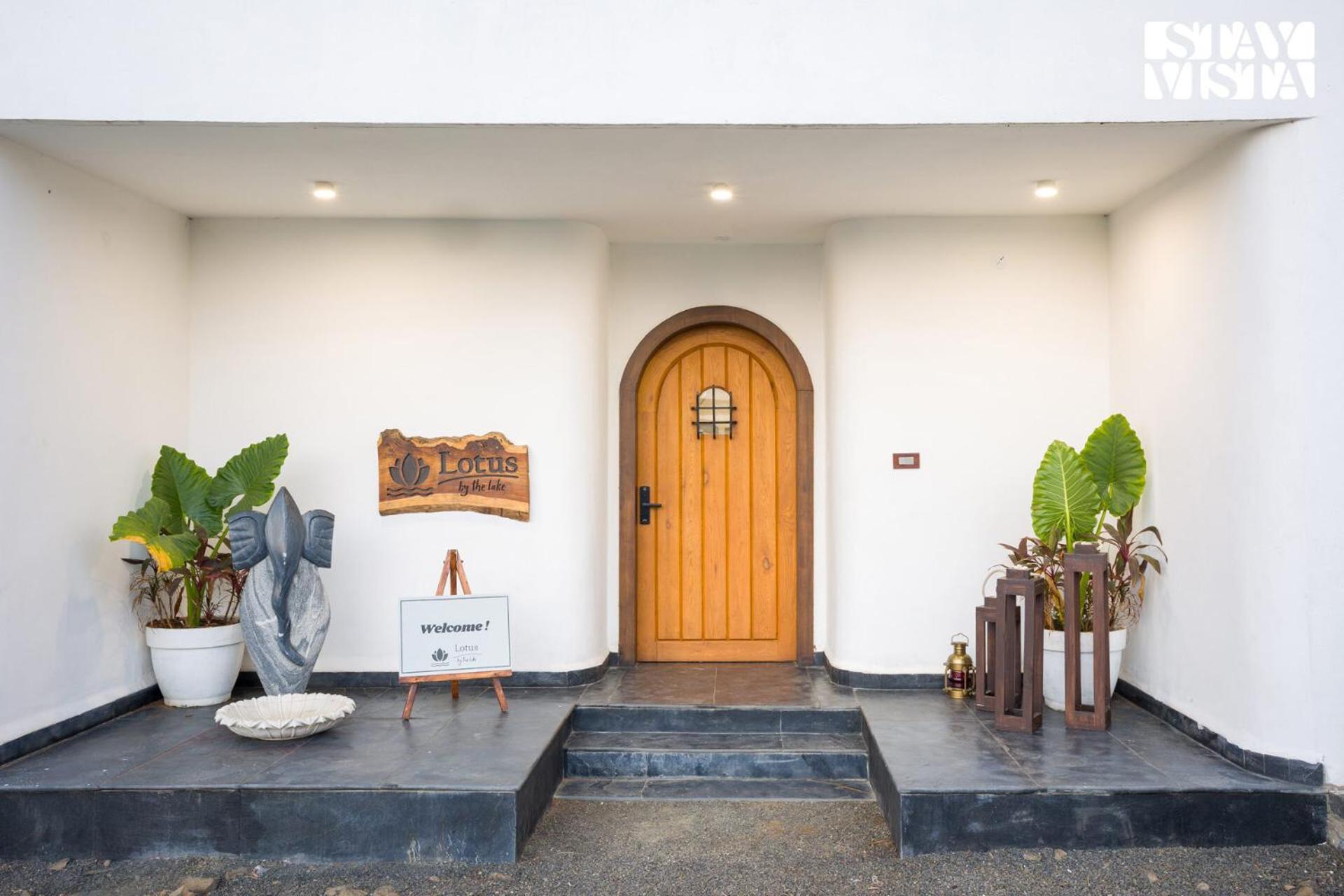 Stayvista At Lotus By The Lake With Pool, Bbq & Lawn Indore Bagian luar foto