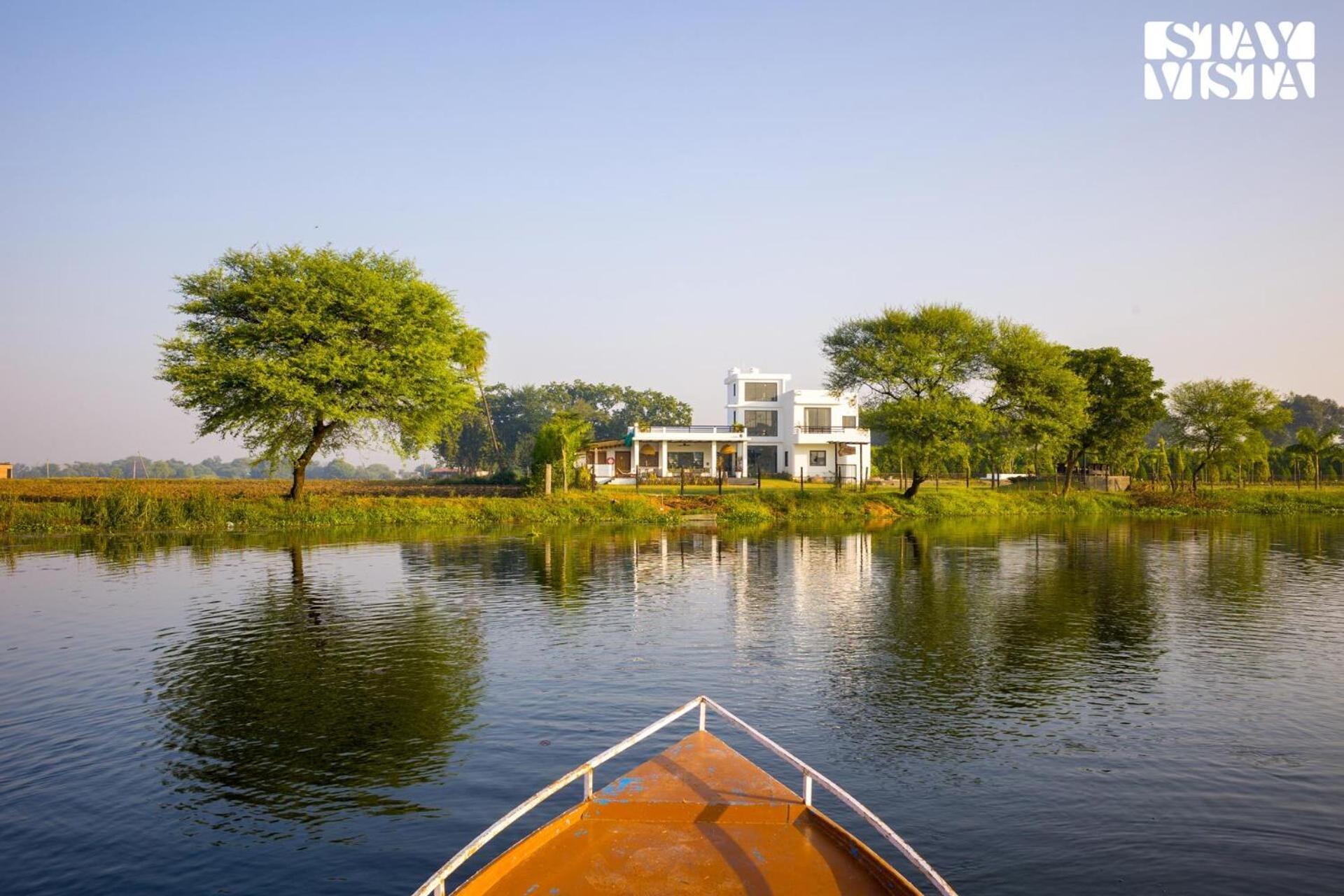 Stayvista At Lotus By The Lake With Pool, Bbq & Lawn Indore Bagian luar foto